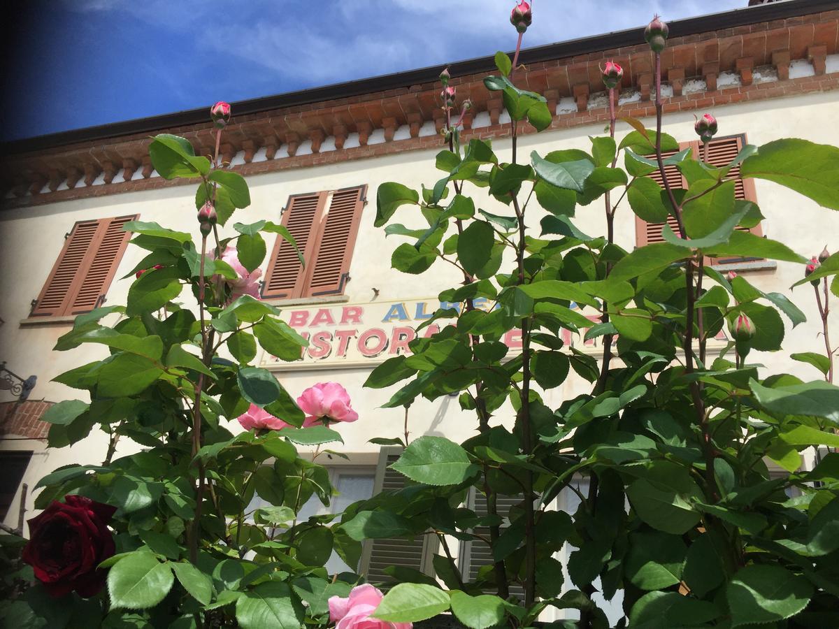 Locanda Italia Serralunga d'Alba Luaran gambar